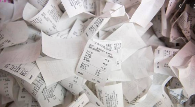 Perché non bisogna buttare gli scontrini nella carta?