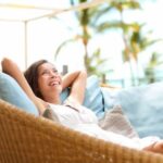 Da tende e tessuti alle piante, passando per i climatizzatori: come preparare casa all’estate