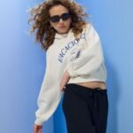 Colore e dettagli nelle felpe da donna – come vivacizzare sottilmente un outfit quotidiano